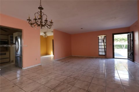 Villa ou maison à vendre à Miami, Floride: 4 chambres, 168.62 m2 № 2025368 - photo 4