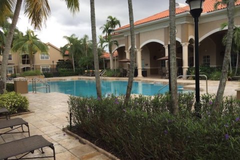 Купить кондоминиум в Пемброк-Пайнс, Флорида 2 спальни, № 2046231 - фото 2