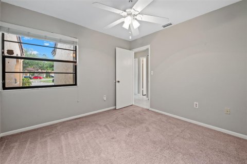 House in Hialeah, Florida 3 bedrooms, 149.76 sq.m. № 1956079 - photo 21