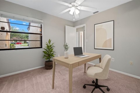 House in Hialeah, Florida 3 bedrooms, 149.76 sq.m. № 1956079 - photo 20