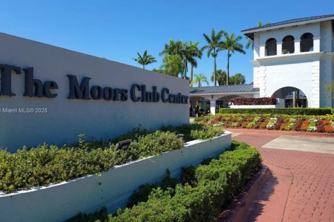 House in Hialeah, Florida 3 bedrooms, 149.76 sq.m. № 1956079 - photo 30