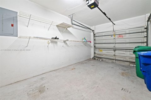 House in Hialeah, Florida 3 bedrooms, 149.76 sq.m. № 1956079 - photo 25