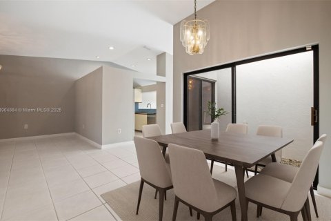 House in Hialeah, Florida 3 bedrooms, 149.76 sq.m. № 1956079 - photo 6