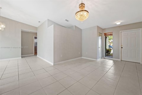 House in Hialeah, Florida 3 bedrooms, 149.76 sq.m. № 1956079 - photo 5