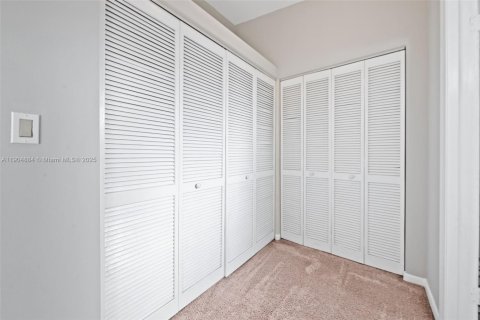 House in Hialeah, Florida 3 bedrooms, 149.76 sq.m. № 1956079 - photo 16