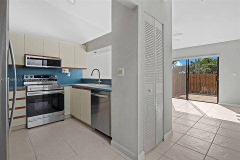 House in Hialeah, Florida 3 bedrooms, 149.76 sq.m. № 1956079 - photo 9