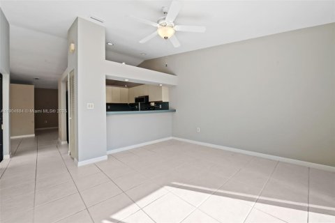 House in Hialeah, Florida 3 bedrooms, 149.76 sq.m. № 1956079 - photo 11