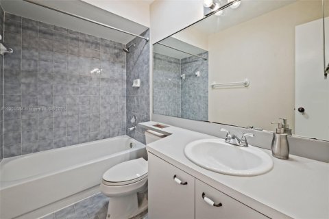 House in Hialeah, Florida 3 bedrooms, 149.76 sq.m. № 1956079 - photo 23