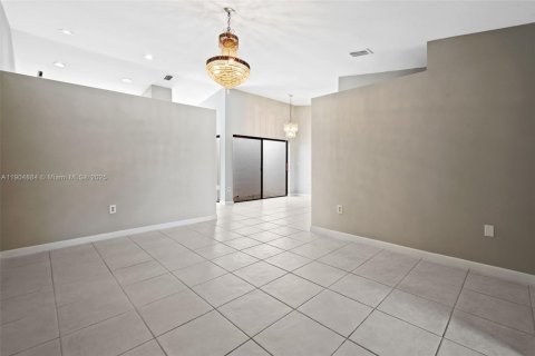 House in Hialeah, Florida 3 bedrooms, 149.76 sq.m. № 1956079 - photo 4