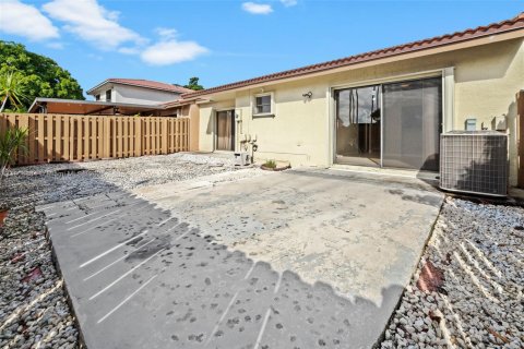 House in Hialeah, Florida 3 bedrooms, 149.76 sq.m. № 1956079 - photo 26
