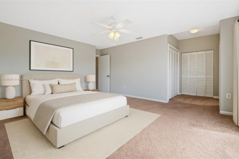 House in Hialeah, Florida 3 bedrooms, 149.76 sq.m. № 1956079 - photo 13