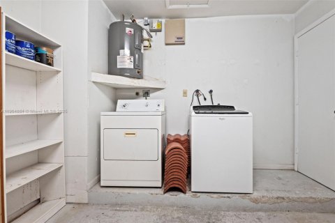 House in Hialeah, Florida 3 bedrooms, 149.76 sq.m. № 1956079 - photo 24