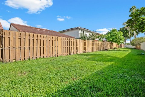 House in Hialeah, Florida 3 bedrooms, 149.76 sq.m. № 1956079 - photo 29