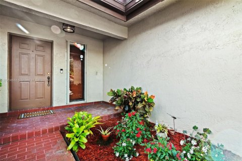 House in Hialeah, Florida 3 bedrooms, 149.76 sq.m. № 1956079 - photo 2