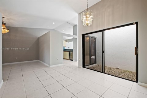 House in Hialeah, Florida 3 bedrooms, 149.76 sq.m. № 1956079 - photo 7
