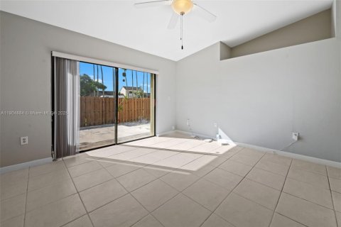 House in Hialeah, Florida 3 bedrooms, 149.76 sq.m. № 1956079 - photo 12