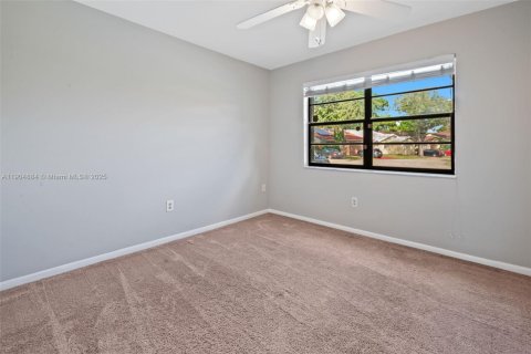 House in Hialeah, Florida 3 bedrooms, 149.76 sq.m. № 1956079 - photo 22