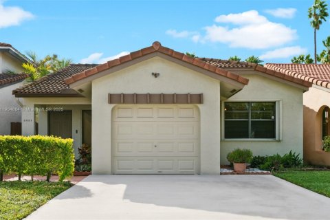 House in Hialeah, Florida 3 bedrooms, 149.76 sq.m. № 1956079 - photo 1