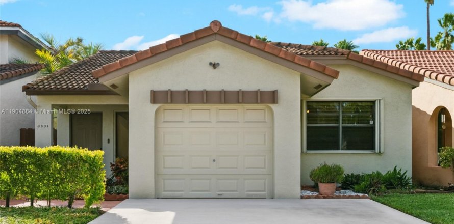 House in Hialeah, Florida 3 bedrooms, 149.76 sq.m. № 1956079