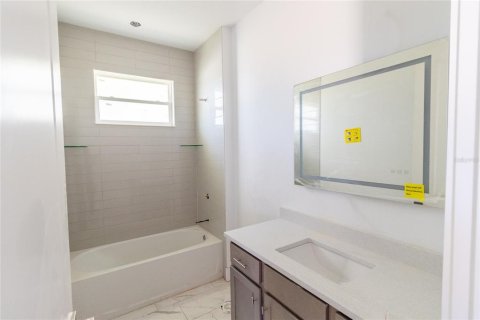 House in Port Charlotte, Florida 3 bedrooms, 189.71 sq.m. № 1526723 - photo 12