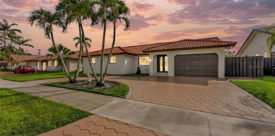 Casa en Miami, Florida 4 dormitorios, 192.03 m2 № 2012130