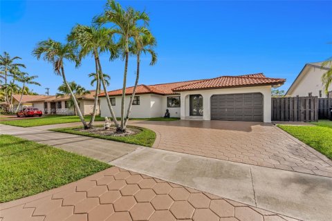 Casa en alquiler en Miami, Florida, 4 dormitorios, 192.03 m2 № 2012130 - foto 2