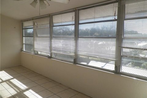 Condo in Largo, Florida, 2 bedrooms  № 2213206 - photo 11