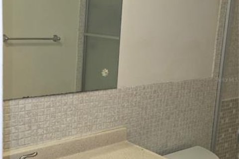 Condo in Largo, Florida, 2 bedrooms  № 2213206 - photo 18