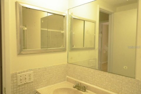 Condo in Largo, Florida, 2 bedrooms  № 2213206 - photo 20