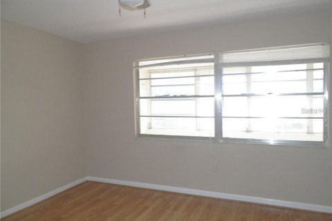 Condo in Largo, Florida, 2 bedrooms  № 2213206 - photo 13