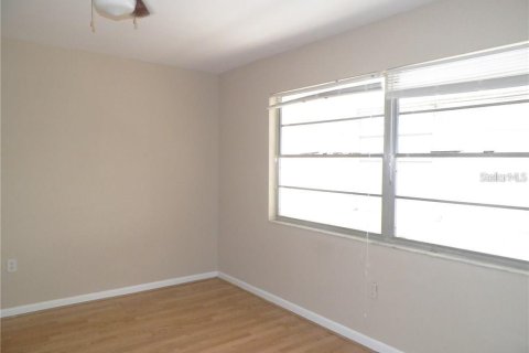 Condo in Largo, Florida, 2 bedrooms  № 2213206 - photo 14