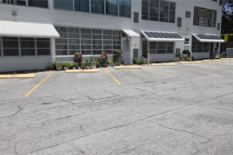 Condo in Largo, Florida, 2 bedrooms  № 2213206 - photo 26