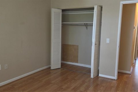 Condo in Largo, Florida, 2 bedrooms  № 2213206 - photo 17