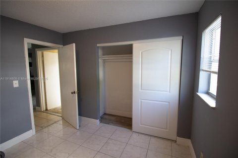 Propiedad comercial en venta en Hallandale Beach, Florida, 309.36 m2 № 1970511 - foto 13