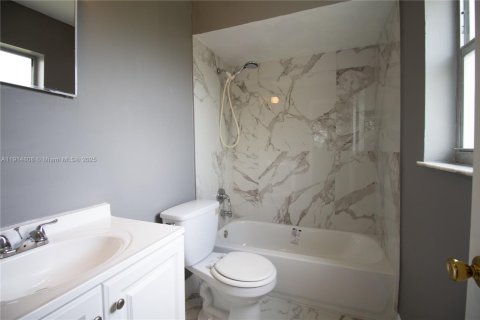 Propiedad comercial en venta en Hallandale Beach, Florida, 309.36 m2 № 1970511 - foto 12