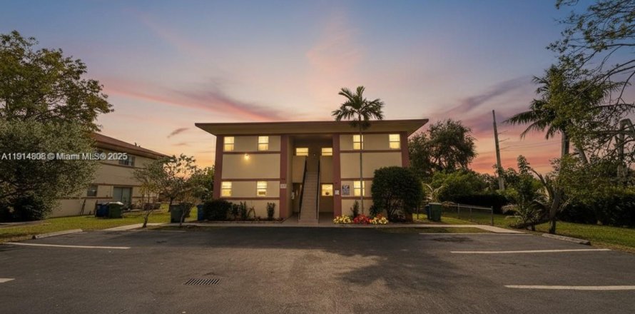 Propiedad comercial en Hallandale Beach, Florida 309.36 m2 № 1970511