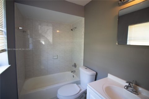 Propiedad comercial en venta en Hallandale Beach, Florida, 309.36 m2 № 1970511 - foto 9