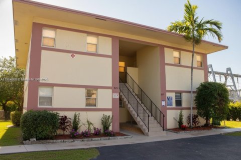 Propiedad comercial en venta en Hallandale Beach, Florida, 309.36 m2 № 1970511 - foto 3