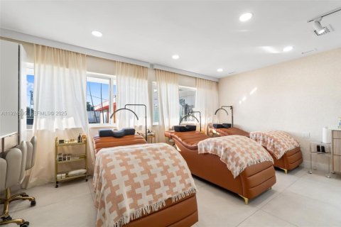 Propiedad comercial en venta en Miami, Florida № 1983836 - foto 15