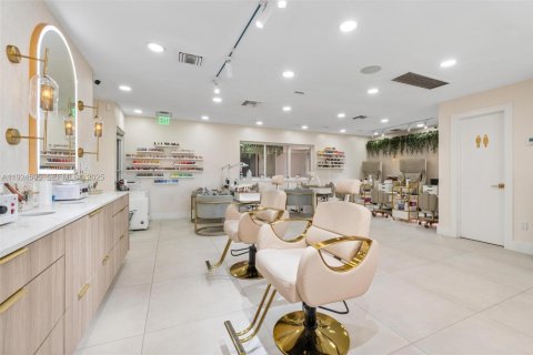 Propiedad comercial en venta en Miami, Florida № 1983836 - foto 5