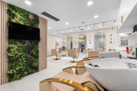 Propiedad comercial en venta en Miami, Florida № 1983836 - foto 14