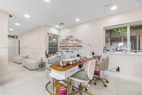 Propiedad comercial en venta en Miami, Florida № 1983836 - foto 12