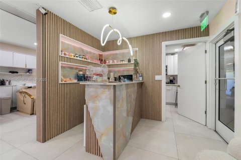 Propiedad comercial en venta en Miami, Florida № 1983836 - foto 2