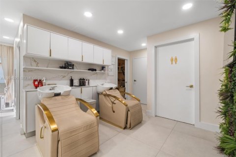 Propiedad comercial en venta en Miami, Florida № 1983836 - foto 13