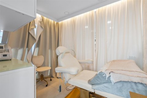 Propiedad comercial en venta en Miami, Florida № 1983836 - foto 17