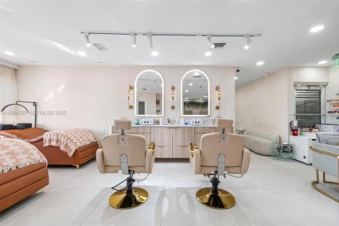 Propiedad comercial en venta en Miami, Florida № 1983836 - foto 6