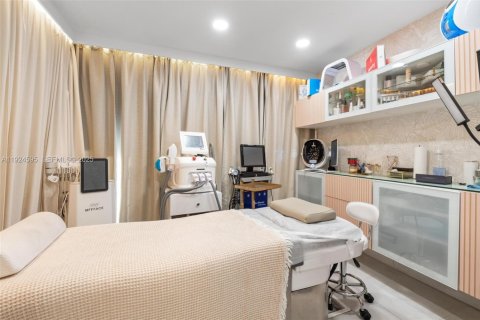 Propiedad comercial en venta en Miami, Florida № 1983836 - foto 19