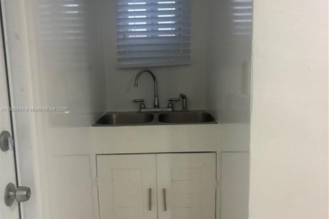 Villa ou maison à louer à Miami, Floride: 1 chambre, 46.45 m2 № 1945627 - photo 3