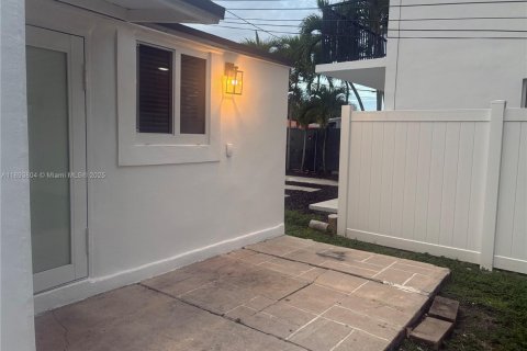 Villa ou maison à louer à Miami, Floride: 1 chambre, 46.45 m2 № 1945627 - photo 10