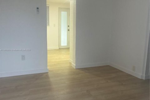 Villa ou maison à louer à Miami, Floride: 1 chambre, 46.45 m2 № 1945627 - photo 7